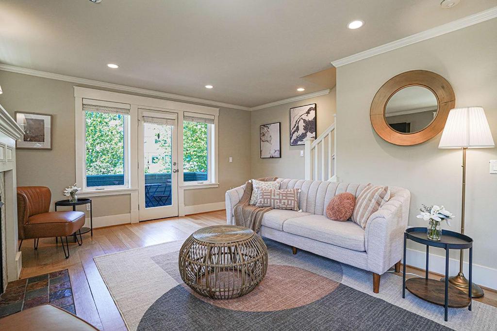 Exquisite Central Townhome With Spacious Loft And Gourmet Kitchen 시애틀 외부 사진