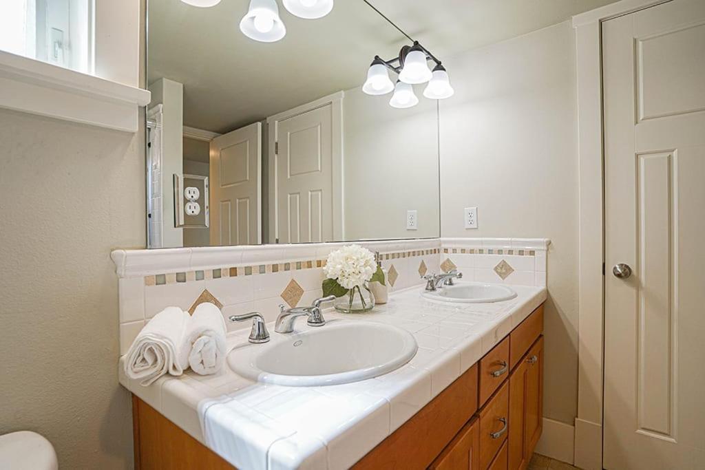 Exquisite Central Townhome With Spacious Loft And Gourmet Kitchen 시애틀 외부 사진